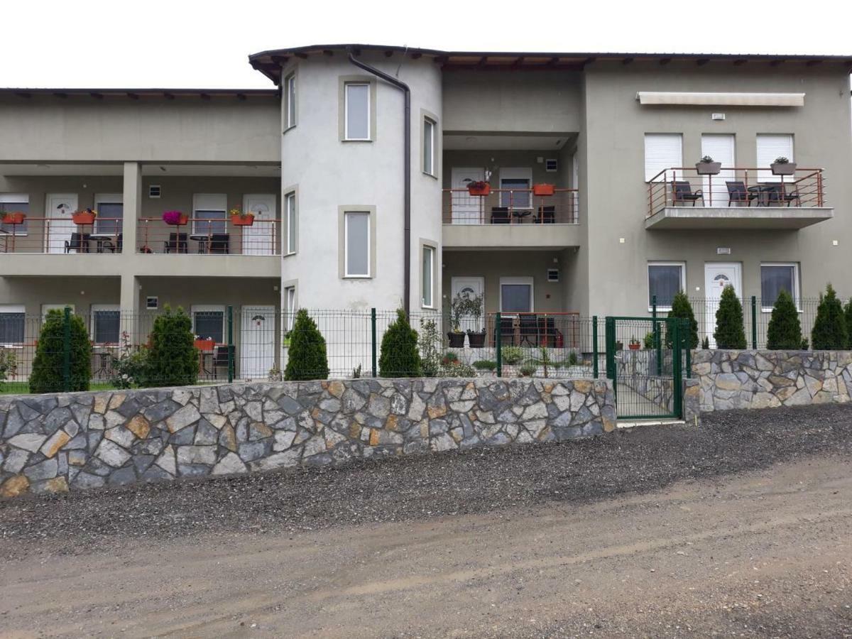 Simica Cose Apartment Vrdnik Bagian luar foto